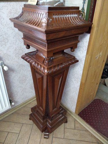 Консоль для фигуры ореховая